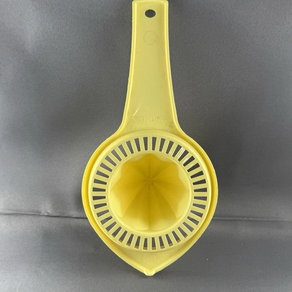 Vintage EKCO USA Yellow Plastic Citrus Juicer Lemon Reamer‎ Mid Century Kitchen